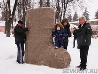 Валенок-великан и мётлы с бантиками