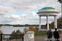 Все переменится. Листья спадают словно девичьи одежды.